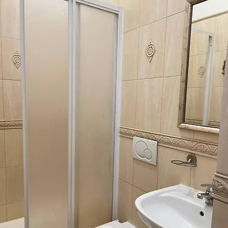 на театральній *